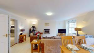 una sala de estar con un sofá y una mesa en The Hideaway, en Sidmouth