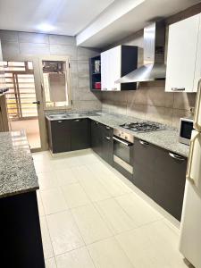 Η κουζίνα ή μικρή κουζίνα στο Luxury appartement prestigia avec wifi fibre optique