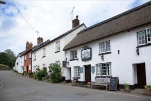 une rangée de bâtiments blancs dans une rue dans l'établissement Bakery Cottage, à East Budleigh 7 autres photos