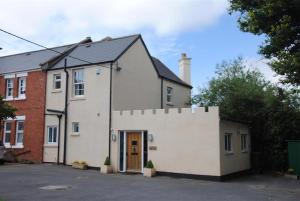 シドマスにあるThe Crows Nestの白い家