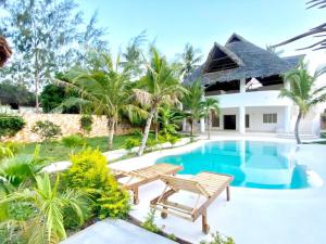Bazén v ubytování Blue Diamond Villa Watamu nebo v jeho okolí