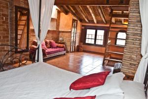 ein Schlafzimmer mit einem Bett mit roten Kissen darauf in der Unterkunft La Casa Mora in Jérica + 23 Fotos