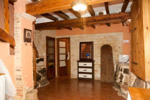 Großes Zimmer mit einer Steinmauer und einer Theke in der Unterkunft La Casa Mora in Jérica