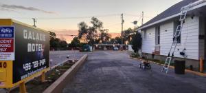 une rue vide devant un immeuble dans l'établissement Galaxie Motel, à Brigham City