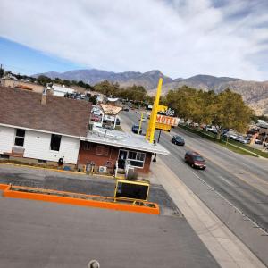 - une vue sur une rue avec un motel dans l'établissement Galaxie Motel, à Brigham City