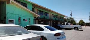 un camion blanc garé devant un bâtiment dans l'établissement Galaxie Motel, à Brigham City