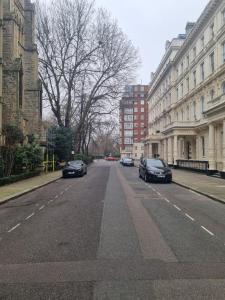 ロンドンにあるStudio Flat By Hyde Park - 21の車や建物が立ち並ぶ空き街道