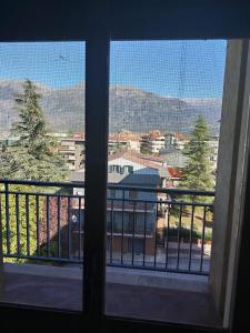 een uitzicht op een stad vanuit een raam bij L'attico di Ovidio 2 in Sulmona +3 foto's