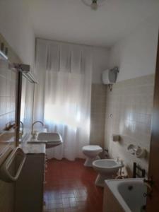 een badkamer met twee wastafels en twee toiletten bij L'attico di Ovidio 2 in Sulmona