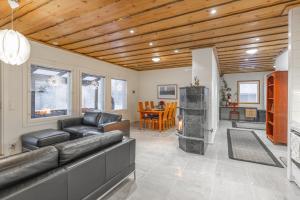 Χώρος καθιστικού στο Aurora Jacuzzi Lodge