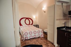 a small room with a bed in a kitchen at Apartamento Las Avutardas 1 in Cáceres