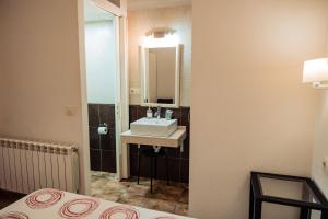 a bathroom with a sink and a mirror at Apartamento Las Avutardas 1 in Cáceres