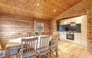 a dining room with a table and chairs and a kitchen at Lovely Home In Masserberg With Wifi in Masserberg
