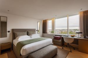 Postel nebo postele na pokoji v ubytování Royal Garden Hotel