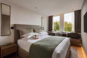 Postel nebo postele na pokoji v ubytování Royal Garden Hotel