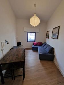 un salon avec un canapé et une table dans l'établissement Apartamento en Arrigunaga, à Getxo 1 autre photo