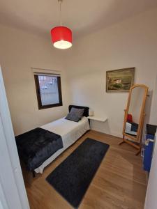 une chambre avec un lit, une table et une chaise dans l'établissement Apartamento en Arrigunaga, à Getxo