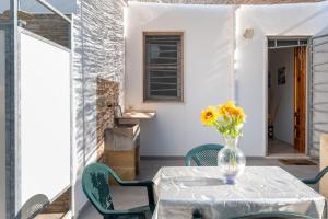 托雷拉皮罗Villetta Red Coral Porto Cesareo的天井上桌子上的花瓶