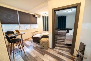 Postel nebo postele na pokoji v ubytování Apartmani Aleksandra u centru grada
