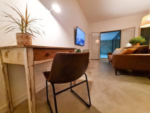 Televízia a/alebo spoločenská miestnosť v ubytovaní Loft con piscina climatizada de agua salada y parking en el centro de Figueres