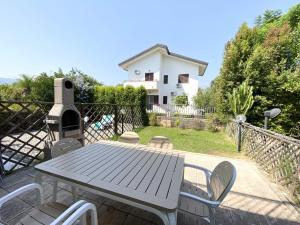 a patio with a table and chairs and a house at Isca Dreams T6 in Isca sullo Ionio