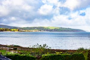 GlenariffにあるStunning views from The Bay, Glenariffe beachの大水の景色
