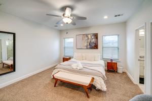 ダラスにあるHike and Explore Home 10 Mi to Dtwn Dallas!のベッドと天井扇風機のある寝室