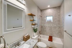 ダラスにあるHike and Explore Home 10 Mi to Dtwn Dallas!の浴槽、トイレ、洗面台を備えたバスルーム +21枚の写真