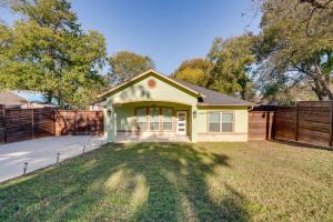 ダラスにあるHike and Explore Home 10 Mi to Dtwn Dallas!の柵付家