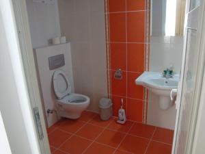 a small bathroom with a toilet and a sink at Hotel Anadolu in Finike