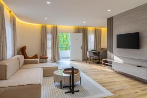 TV a/nebo společenská místnost v ubytování Clay House by Husk Collection