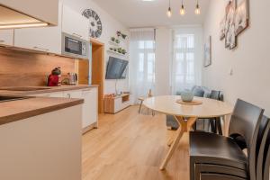Kuchyňa alebo kuchynka v ubytovaní Seifertova Apartments by Willstay
