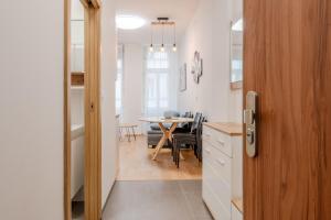 Kuchyňa alebo kuchynka v ubytovaní Seifertova Apartments by Willstay