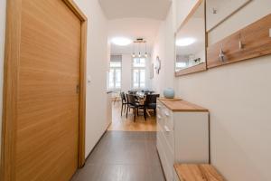 Kuchyňa alebo kuchynka v ubytovaní Seifertova Apartments by Willstay