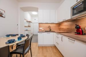 Kuchyňa alebo kuchynka v ubytovaní Seifertova Apartments by Willstay