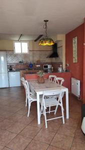 een keuken met een tafel en stoelen in een kamer bij La Media Luna in Segorbe