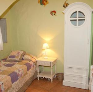 een slaapkamer met een bed en een tafel met een lamp bij La Media Luna in Segorbe +17 foto's