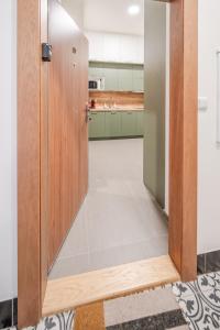 Kuchyňa alebo kuchynka v ubytovaní Seifertova Apartments by Willstay + 35 fotografií