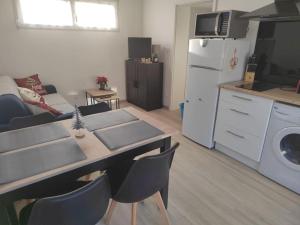 Kuchyň nebo kuchyňský kout v ubytování Gîte indépendant de plein pied près de Colmar
