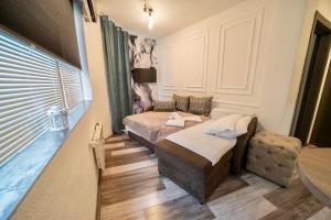 Postel nebo postele na pokoji v ubytování Apartmani Aleksandra u centru grada