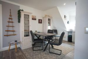 una sala da pranzo con tavolo e sedie di Ferienwohnung Edith Galmsbüll a Galmsbüll