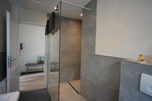 un bagno con doccia con porta in vetro di Ferienwohnung Edith Galmsbüll a Galmsbüll Altre 3 foto