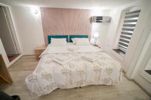 Postel nebo postele na pokoji v ubytování Apartmani Aleksandra u centru grada