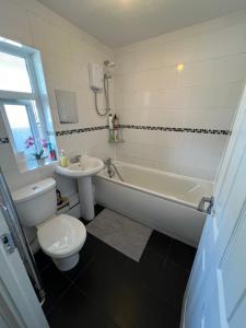 Ένα μπάνιο στο Spacious rooms for rent 10 min from Tower Bridge