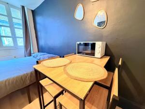 TV a/nebo společenská místnost v ubytování Appartement 3 prsn Au pied de la Citadelle + 7 fotografií