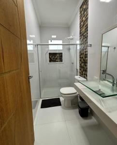 een badkamer met toilet, douche en wastafel bij Casa de Praia Temporada in Prado