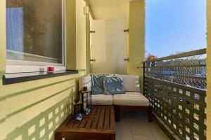 Rõdu või terrass majutusasutuses Golden Hour Apartments- Grunwaldzka 42