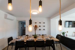 una sala da pranzo con tavolo e sedie in legno di Lo Mas de Paiall a Deltebre