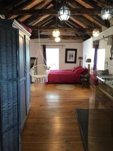 เตียงในห้องที่ Maison de Charme avec piscine et Jacuzzi au dessus de la rivière