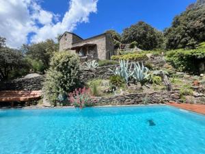 สระว่ายน้ำที่อยู่ใกล้ ๆ หรือใน Maison de Charme avec piscine et Jacuzzi au dessus de la rivière